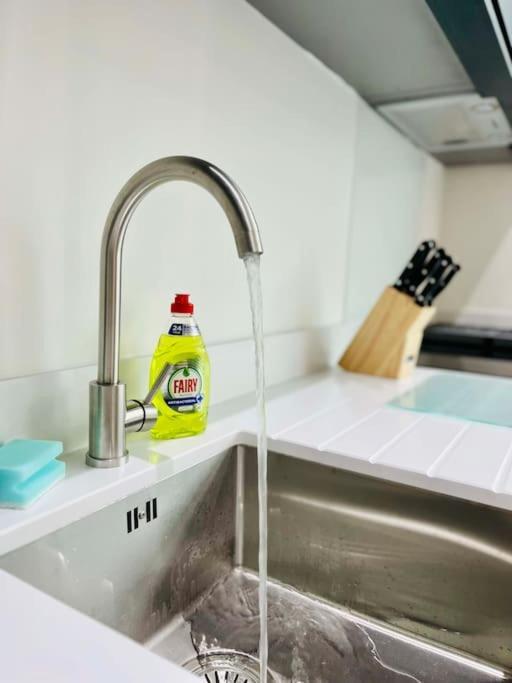 Lovely Studio Apartment With Free Parking Included! Μάντσεστερ Εξωτερικό φωτογραφία