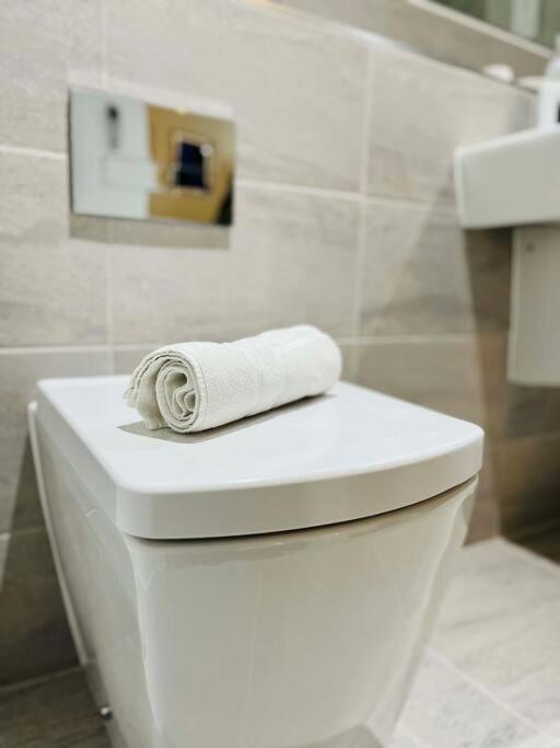 Lovely Studio Apartment With Free Parking Included! Μάντσεστερ Εξωτερικό φωτογραφία