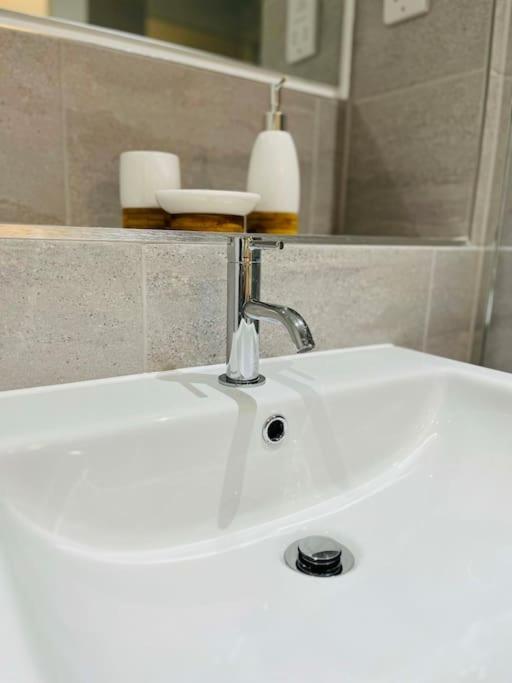 Lovely Studio Apartment With Free Parking Included! Μάντσεστερ Εξωτερικό φωτογραφία